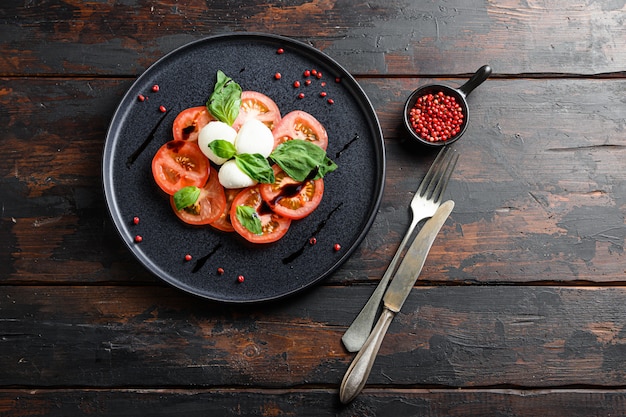 Ensalada caprese con tomates cherry y pimiento