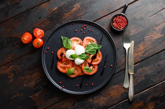 Ensalada caprese con tomates cherry y pimiento