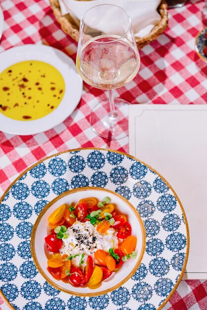 Ensalada de caprese con tomates mozzarella albahaca pesto