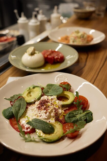 Ensalada Caprese con tomates, queso mozzarella, albahaca, fondo oscuro, primer plano, vista superior