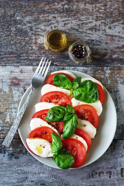 Ensalada caprese tradicional con mozzarella de tomate y albahaca