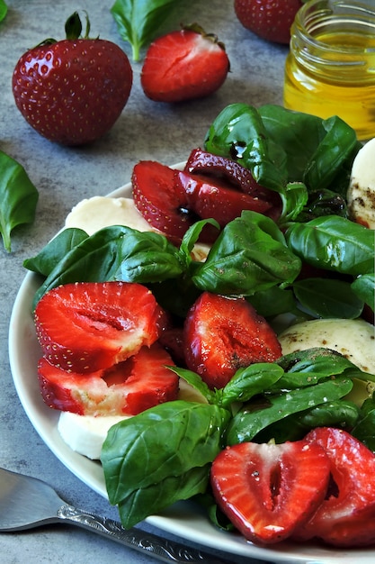 Ensalada caprese de verano. Caprese con fresas. Ensalada dietética con albahaca y mozzarella. Dieta ceto.