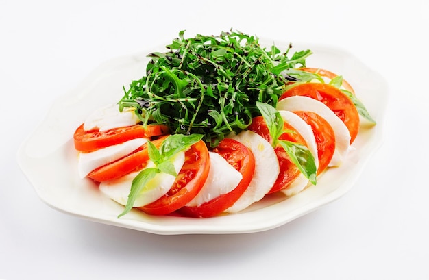 Ensalada de capricho italiano tradicional queso mozzarella de tomate y albahaca