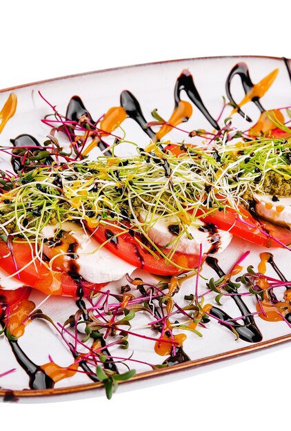 Foto ensalada de capricho con rodajas de tomate y mozzarella