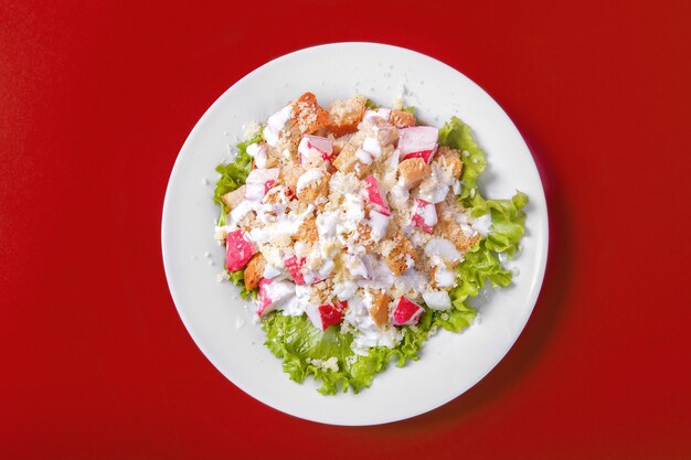 Ensalada con carne de cangrejo para el menú