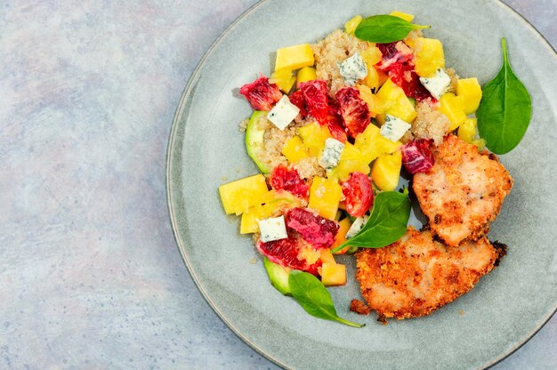 Ensalada de carne con cítricos, mango, queso y quinoa