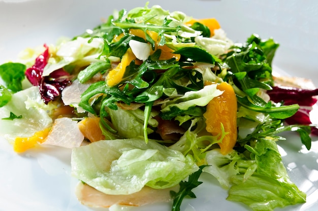 Ensalada de carne, comida oriental, comida europea.