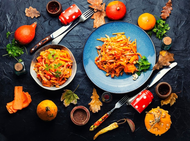 Ensalada de carne deliciosa con calabaza