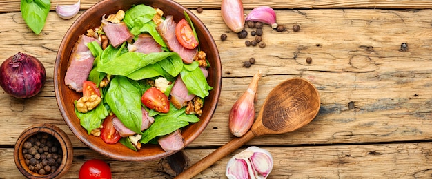 Ensalada de carne, espinacas y acedera