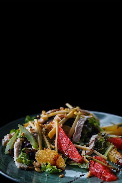 Ensalada con carne pera naranja pomelo y nueces