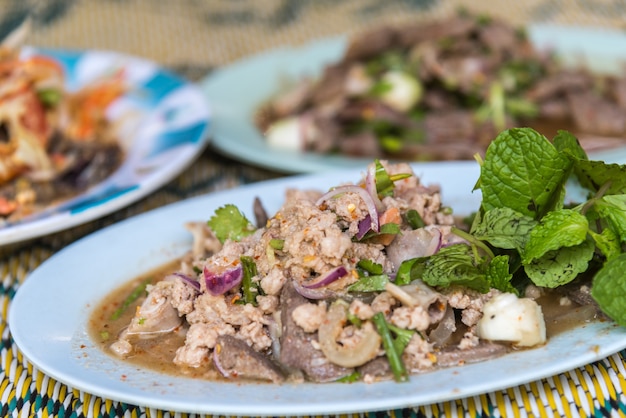 Ensalada de carne picada picante o ensalada de carne de cerdo molida (Laab) es un alimento tailandés para la salud se compone de carne de cerdo, grou