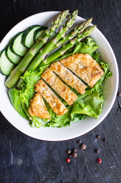 Ensalada de carne de pollo espárragos verdes ensalada deja vitamina comer dieta orgánica