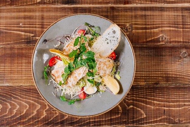 Ensalada de carne de pollo con huevo, verduras y hierbas