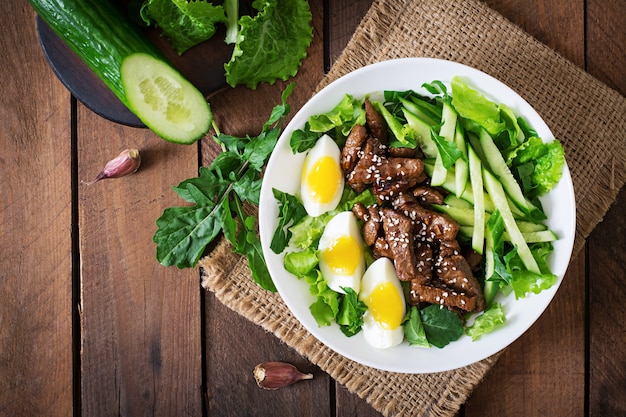 Ensalada con carne de res picante, pepino y huevos al estilo asiático.