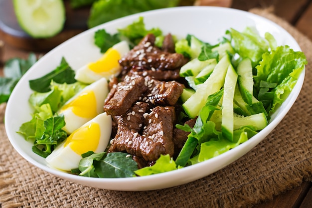 Ensalada con carne de res picante, pepino y huevos al estilo asiático.