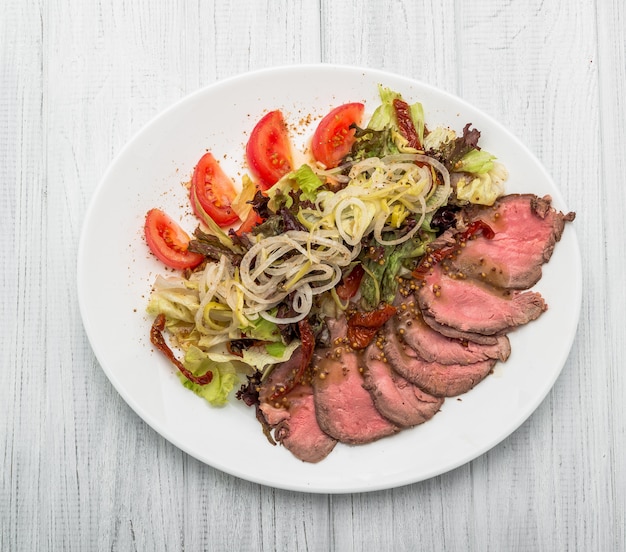 Ensalada de carne con vegetales y sésamo cocina española