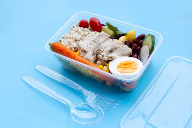 Ensalada con carne y verduras en caja de plástico