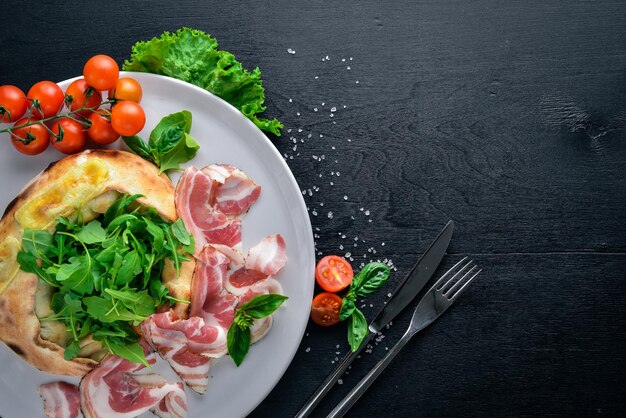 Ensalada con carne y verduras Cocina italiana Sobre un fondo de madera Vista superior Espacio libre para el texto