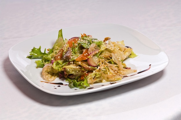 Ensalada con carne y verduras en el plato en forma de una hermosa