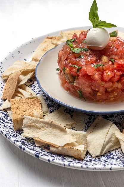 Ensalada Casera de Carpaccio de Tomate con Mozzarella, Aceite de Oliva y Albahaca con Pan Árabe