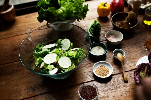 Ensalada casera fresca en la mesa de madera