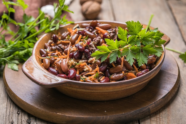 Ensalada casera con frijoles, zanahorias picantes y nueces