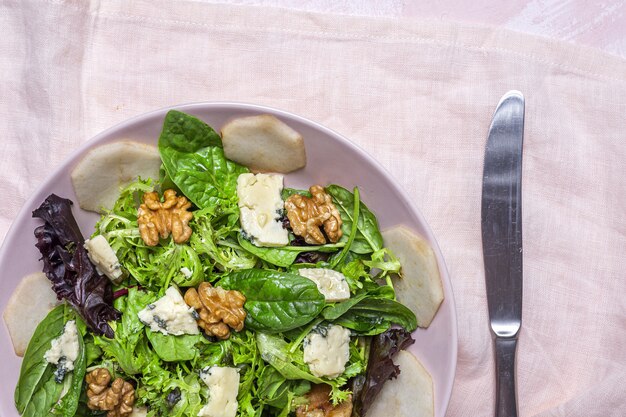 Foto ensalada casera de lechuga con queso azul, nueces y pera