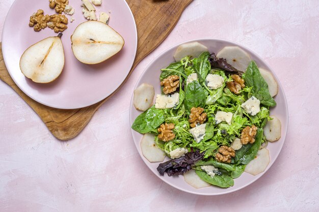 Ensalada casera de lechuga con queso azul, nueces y pera