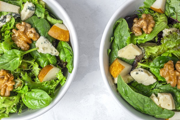 Ensalada casera de lechuga con queso azul, nueces y pera