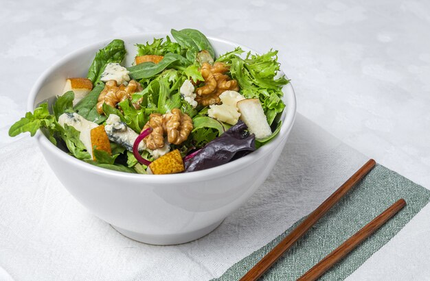 Ensalada casera de lechuga con queso azul, nueces y pera