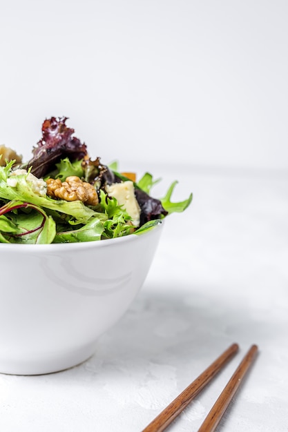 Ensalada casera de lechuga con queso azul, nueces y pera