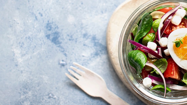 Ensalada casera orgánica en un recipiente de vidrio