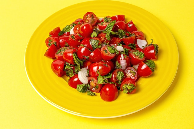 Ensalada casera de tomate cherry con cebolla fresca, menta, aceite de oliva y sal