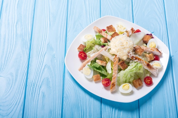 Ensalada ceasar con huevos de pollo tomates y croutons