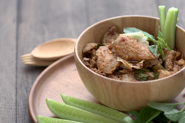 Ensalada de cerdo a la parrilla picante de la tradición al estilo del noreste de Tailandia llamada Nam Tok Mho