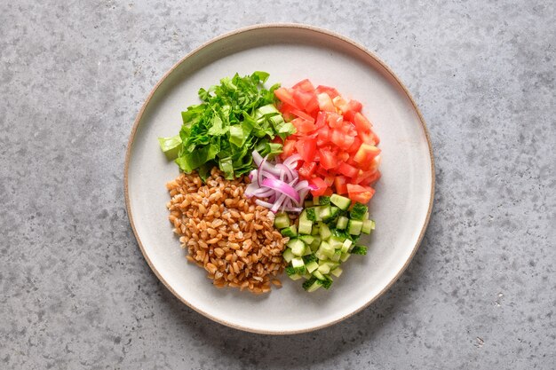 Ensalada de cereal integral de espelta con verduras.