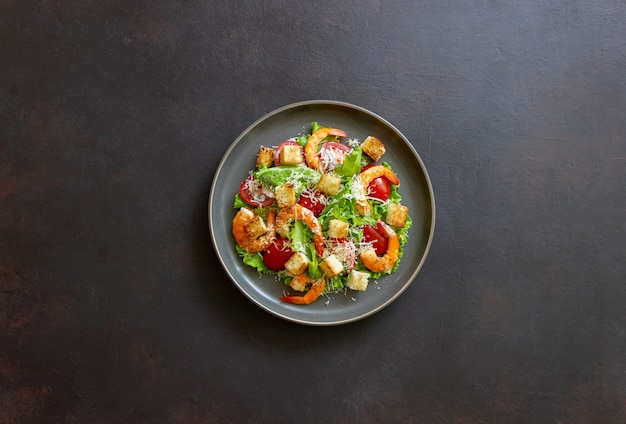 Ensalada César con camarones. Alimentación saludable. Dieta. Recetas.