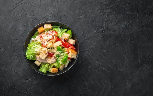 Ensalada César clásica con galletas crujientes