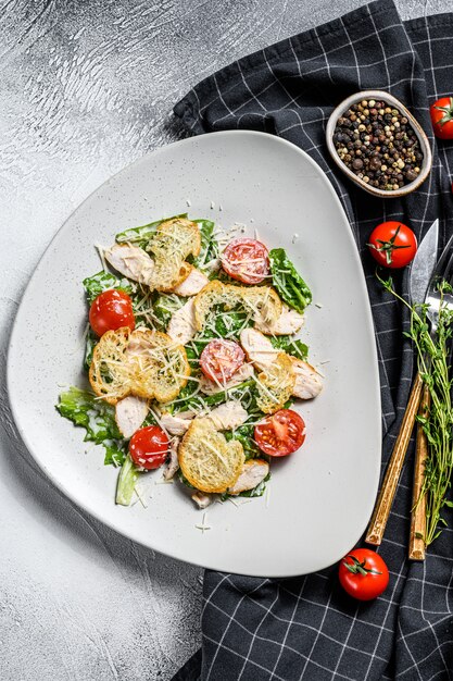 Ensalada César clásica con pechuga de pollo a la parrilla