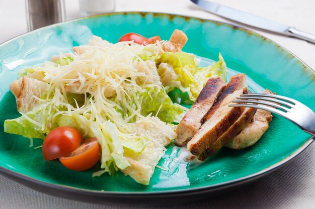 Ensalada César clásica con pollo y parmesano