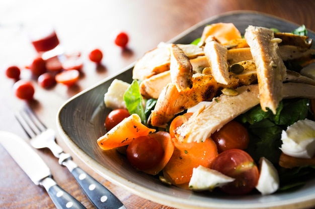 Una ensalada César es una ensalada de picatostes de lechuga romana y pollo con huevo de aceite de oliva de jugo de limón