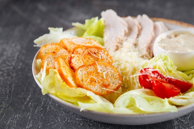 Ensalada César con galletas de lechuga y tomates