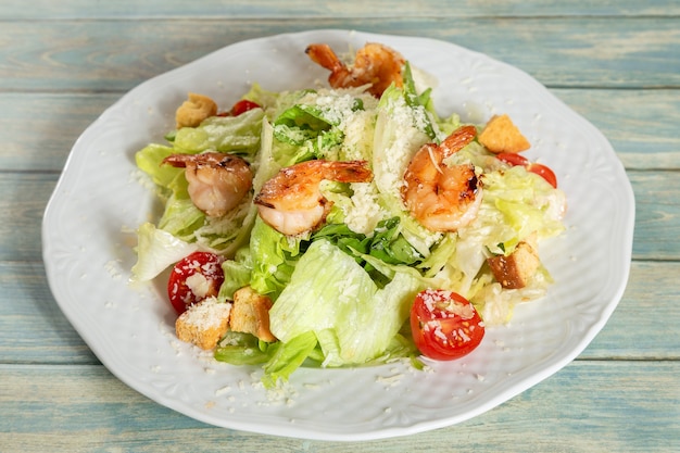 Ensalada César con gambas y queso parmesano