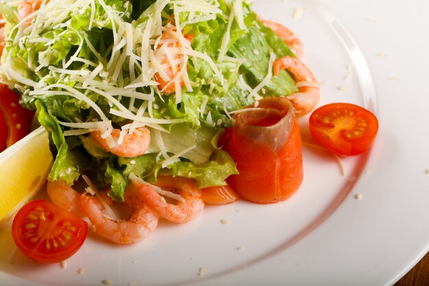 Ensalada César con gambas y salmón