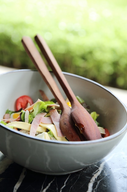 Ensalada César Con Jamón Y Huevos