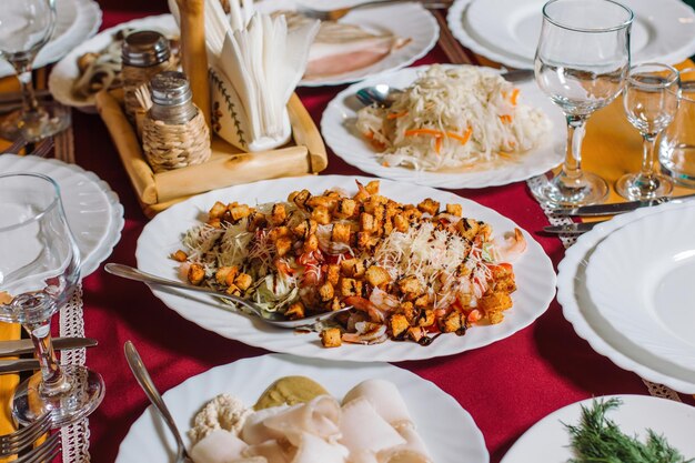 Ensalada César con Mariscos Consta de Hojas de Ensalada Romana y Crutones Aderezados con Queso Parmesano