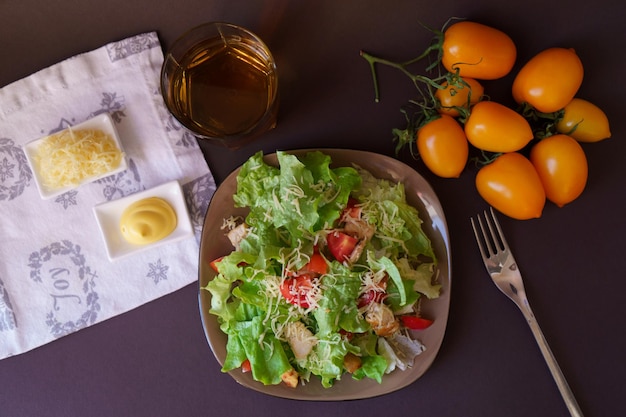 Ensalada César en una mesa para servir