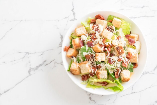 Ensalada César en la mesa