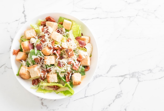 ensalada césar en mesa