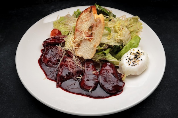 Ensalada César con pavo en salsa en un plato